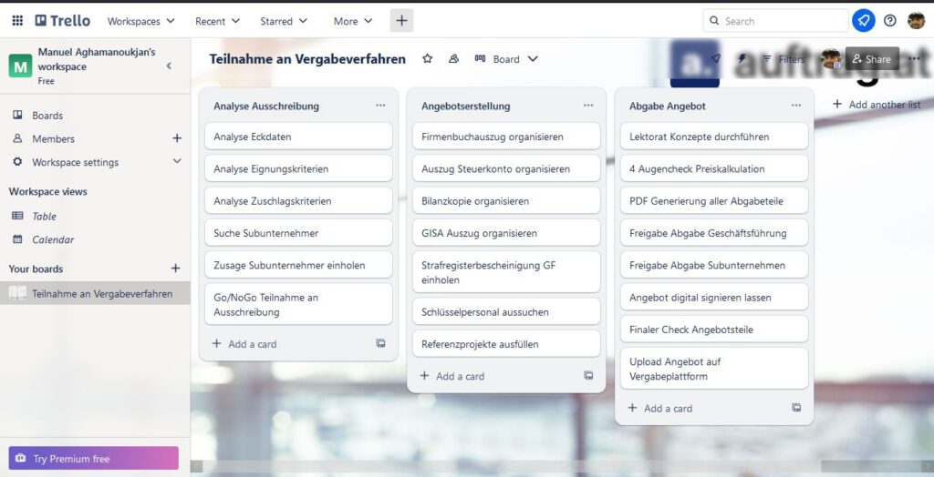 Ein Screenshot eines Trello-Boards, das für die Organisation eines Vergabeverfahrens verwendet wird, mit Spalten für Aufgaben zur Analyse, Angebotserstellung und Angebotsabgabe.