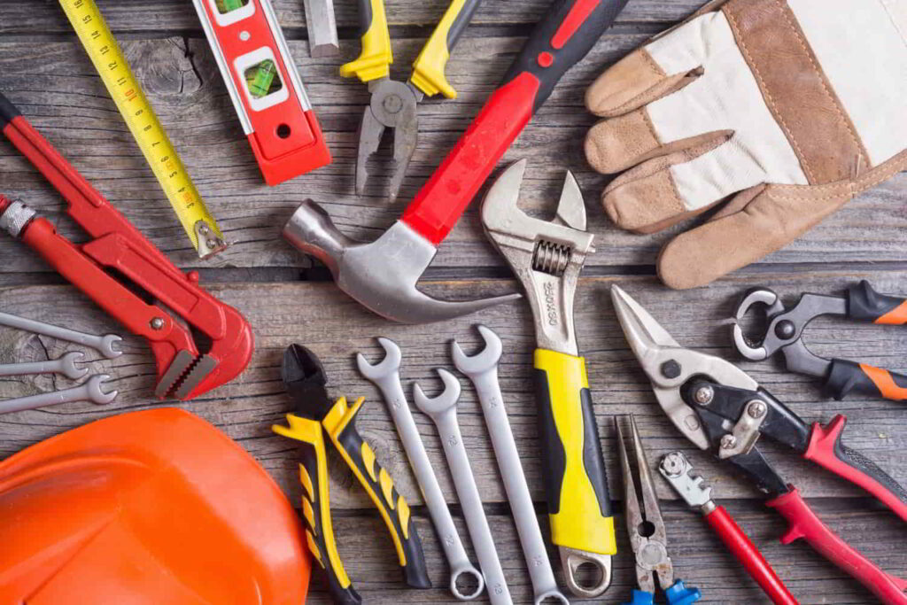 Symbolbild für ein Webinar im Eventkalender: Eine geöffnete Werkzeugkiste mit verschiedenen Handwerkzeugen steht sinnbildlich für nützliche Tools zur erfolgreichen Teilnahme an Ausschreibungen.