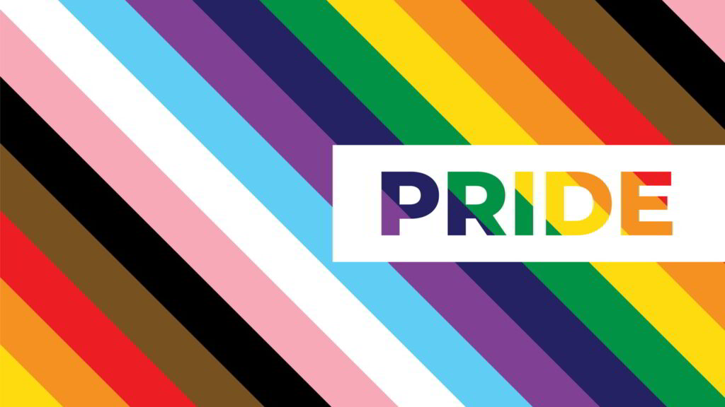 Illustration mit diagonalen Streifen in den Farben der Progress-Pride-Flagge und dem Wort „PRIDE“ in Regenbogenfarben auf weißem Hintergrund.
