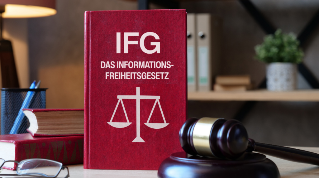 Rotes Buch mit der Aufschrift „IFG – Das Informationsfreiheitsgesetz“ und einem Justizsymbol, daneben ein Richterhammer.