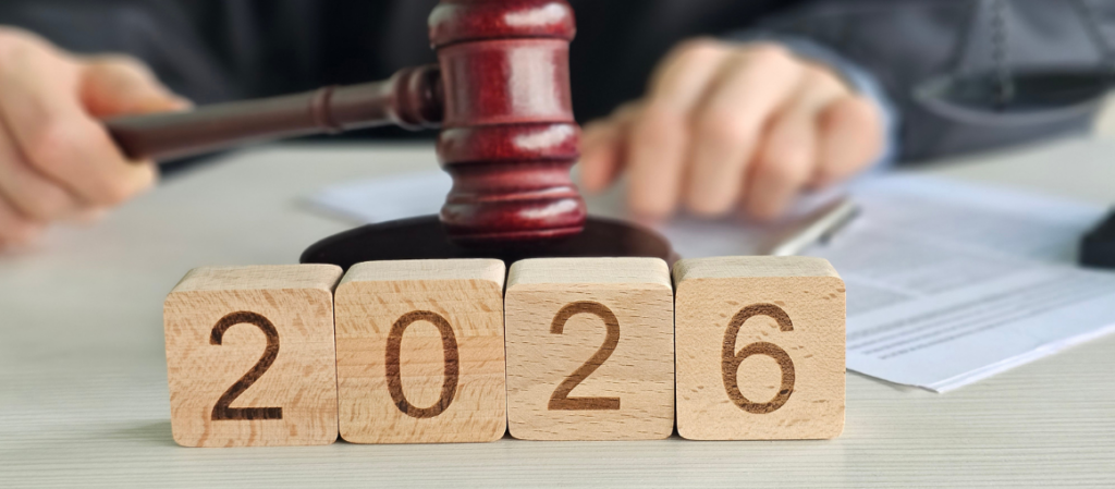 Richterhammer und Holzklötze mit der Aufschrift „2026“ auf einem Schreibtisch – Symbolbild für rechtliche Änderungen im Jahr 2026.