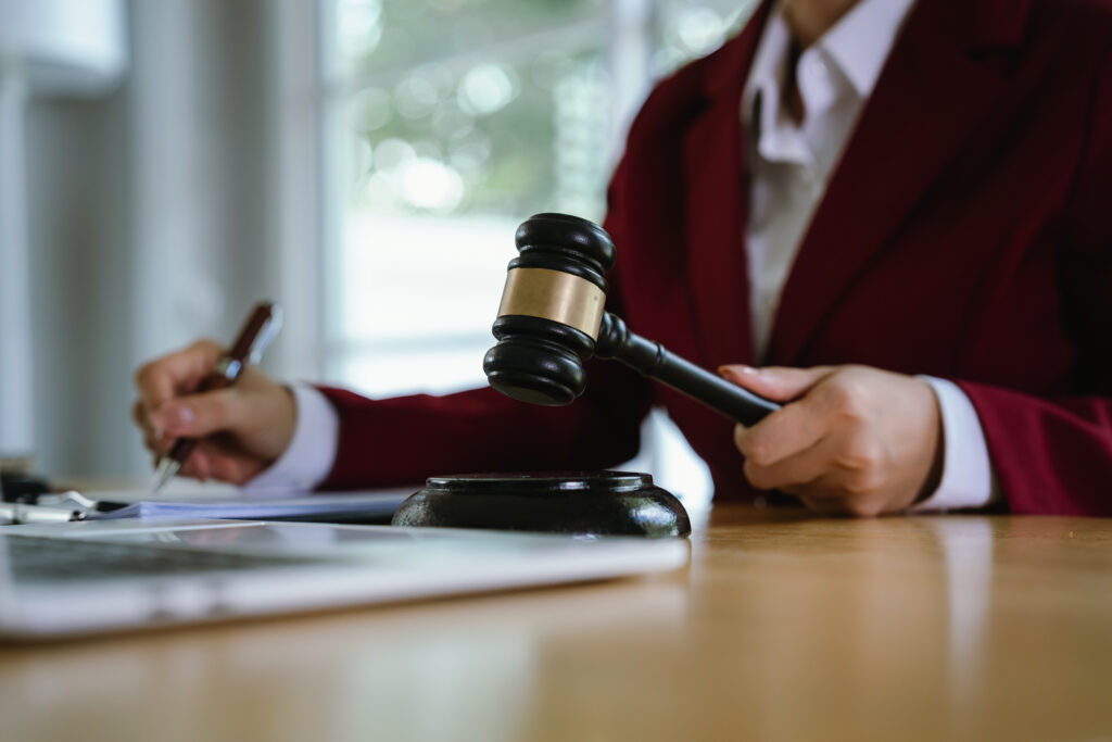 Richter:in mit Hammer bei der Urteilsverkündung.